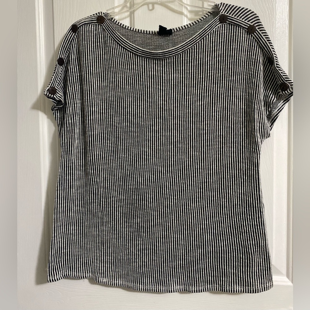W5-WOMENS STRIPED BLACK AND WHITE TOP - Picture 5 of 13